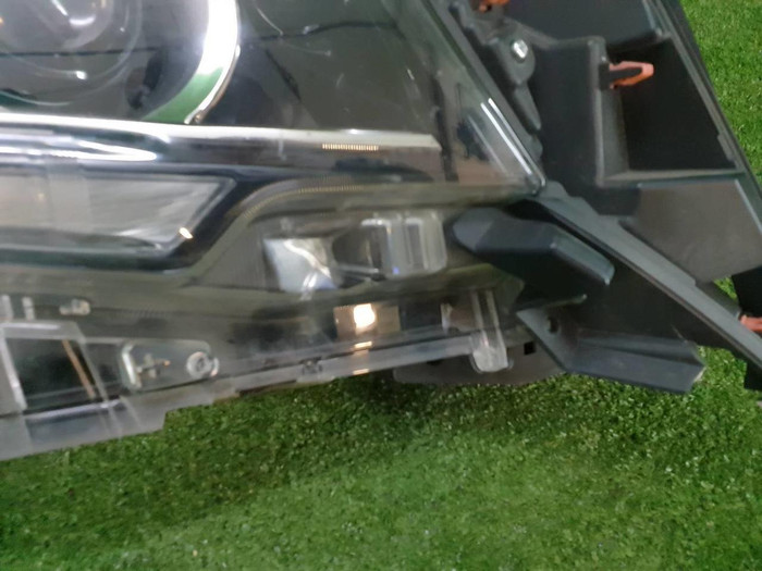Фара правая Toyota Land Cruiser Prado 150 (2017-н.в.) LED