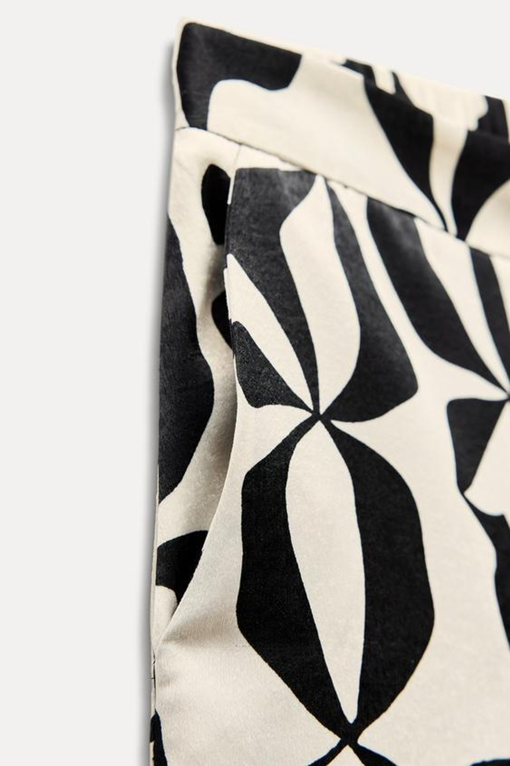 ZARA БРЮКИ ИЗ САТИНА С ПРИНТОМ, ЭКРЮ/ЧЕРНЫЙ