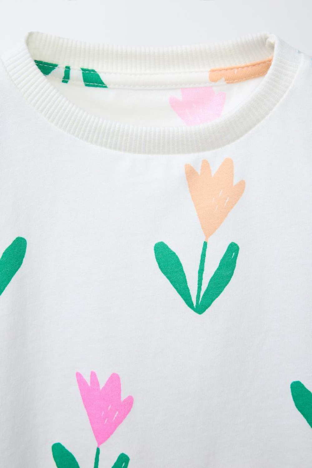 ZARA КОМПЛЕКТ ФУТБОЛКА И ВЕЛОСИПЕДКИ С ПРИНТОМ, ЭКРЮ