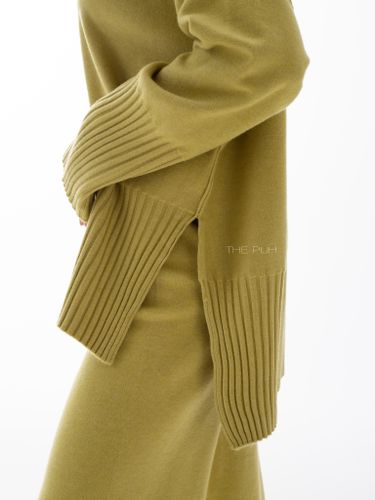 Салатовый трикотажный костюм с широкими резинками