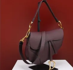 Сумка Dior Saddle с ремнем бордовый