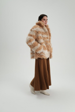 Бело-бежевая шуба из испанской овчины тиградо