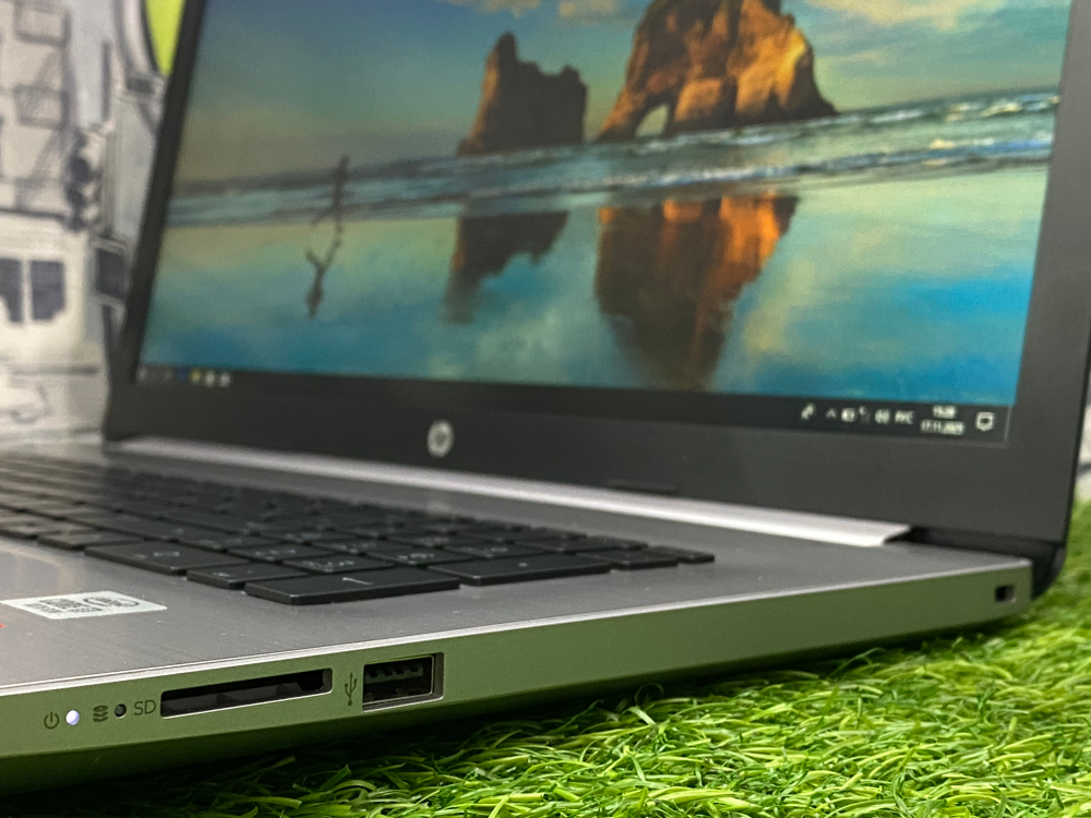 Ноутбук HP 17' i7-10510U/R7 M440/8GB/256GB/ 470 G7[9HP76EA]/Windows 10