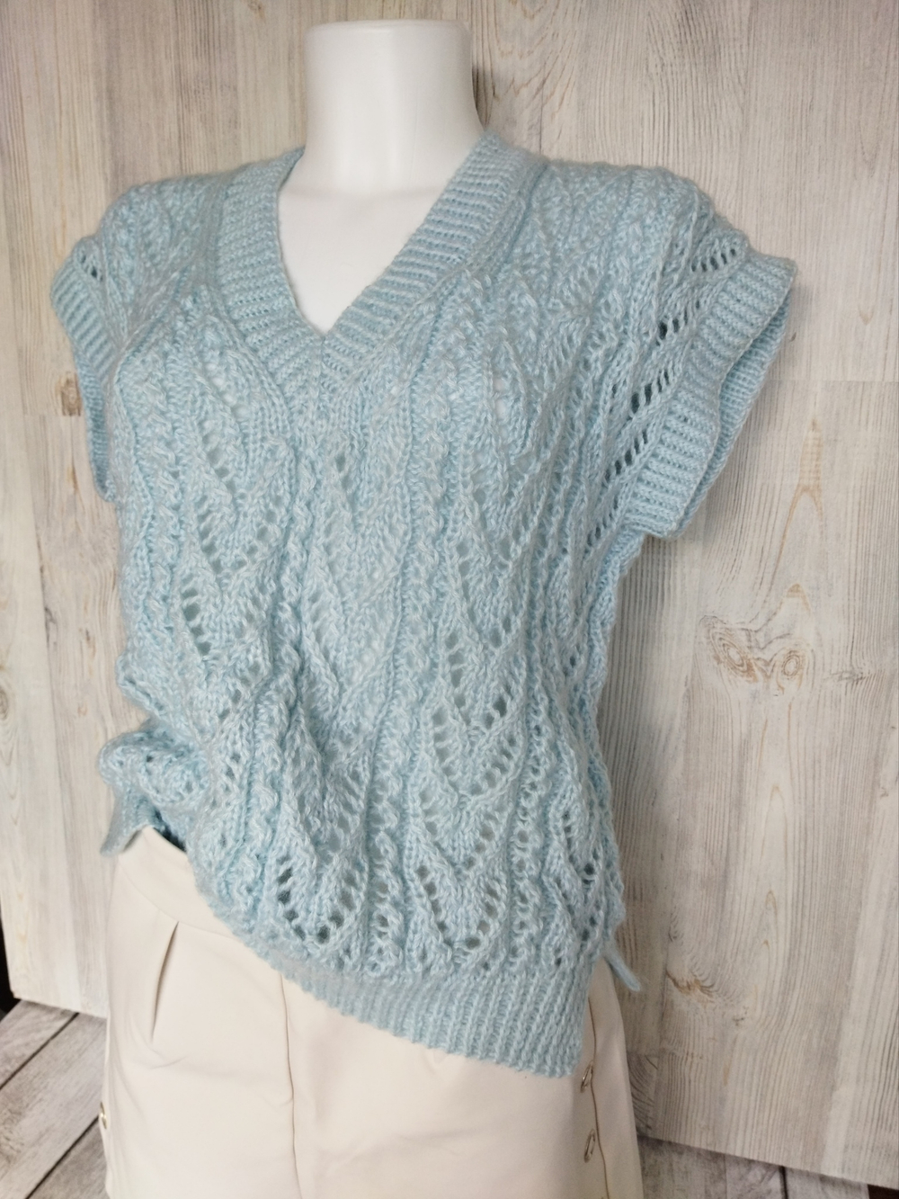 Жилет вязаный ажурный
