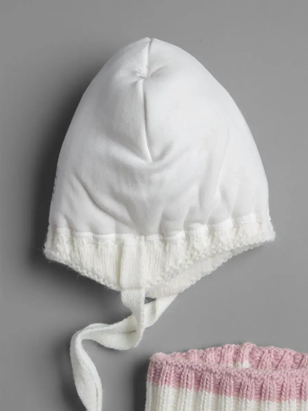 Шапка зимняя для девочки со снудом и помпонами