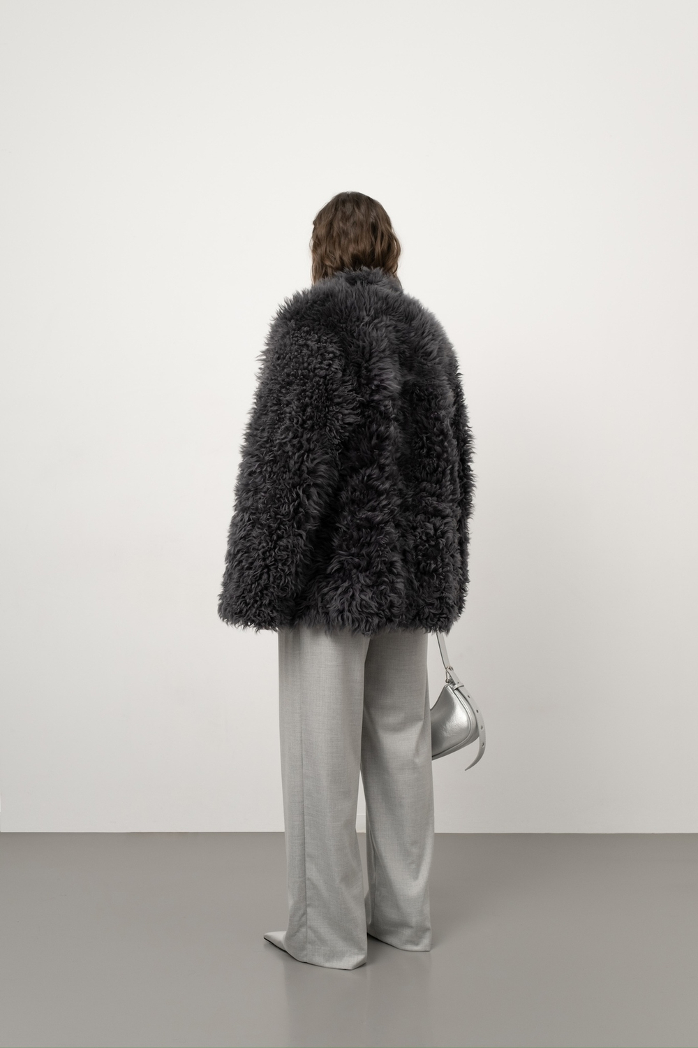 Серая шуба с воротником