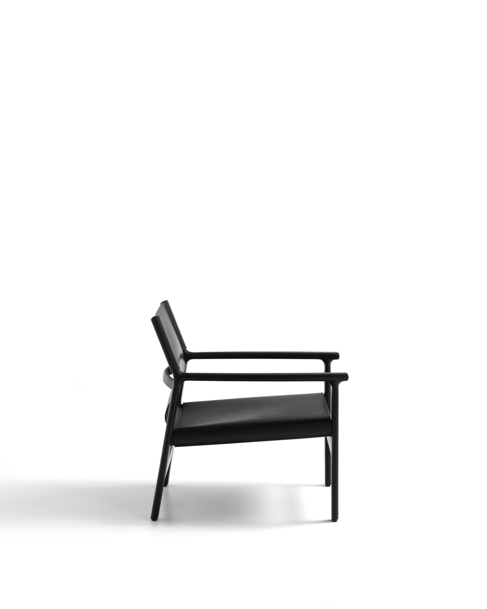 Кресло Jan из переработанной кожи черного цвета и ясеня в черном цвете