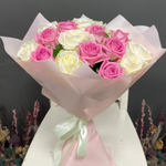 Букет из роз и рускуса «Аваланж пинк»