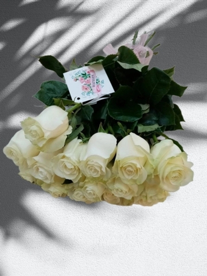 15 белых роз