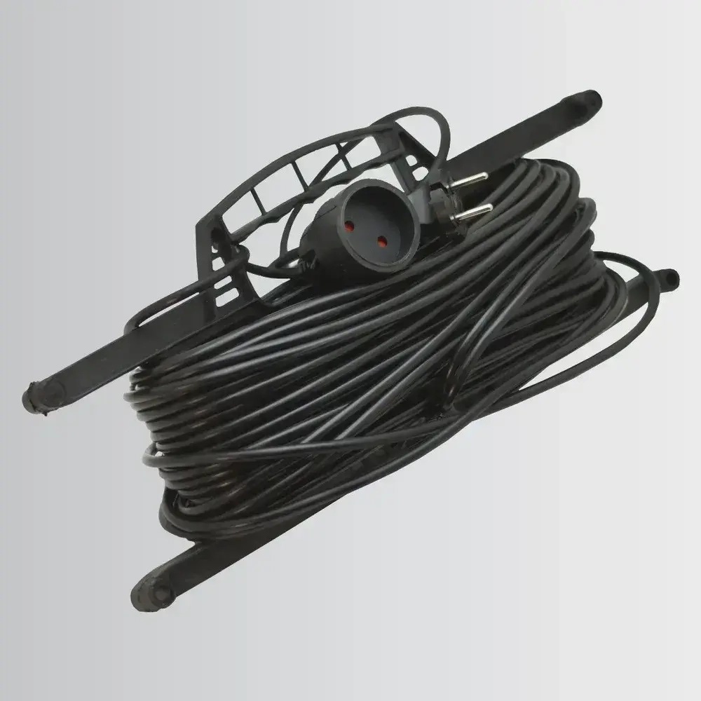 Удлинитель на рамке уличный силовой для сварки ПВС 2х1.5 мм 50 метров, влагозащитный литой штепсель для газонокосилки и триммера. Строительный удлинитель 50 метров, 1 гнездо черный