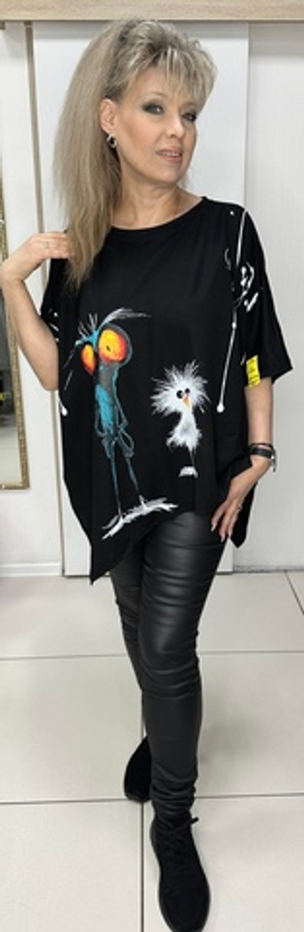 Блузон-туника с вырезами по плечам и мультяшными персонажами