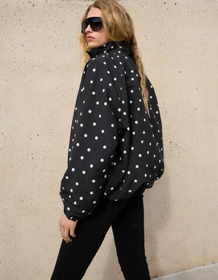 BERSHKA Куртка в горошек оверсайз, черный