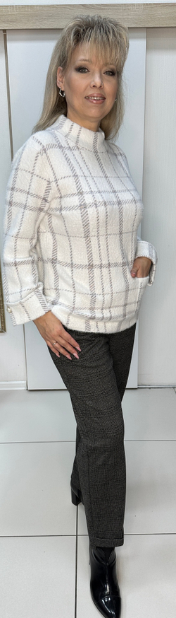 Красивый джемпер с ворсинками в клеточку