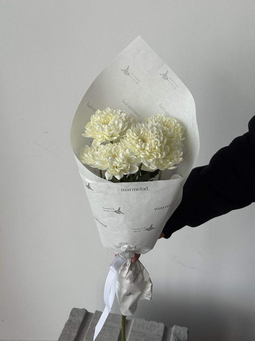 Букет - комплимент с хризантемой в желтом оттенке 1 шт