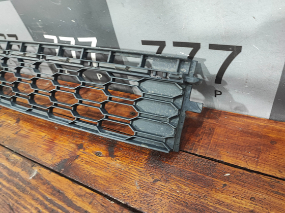 Решетка переднего бампера Skoda Rapid 1 17-20 Б/У Оригинал 5JA853677D