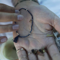 браслет из сапфиров с луной из желтого золота