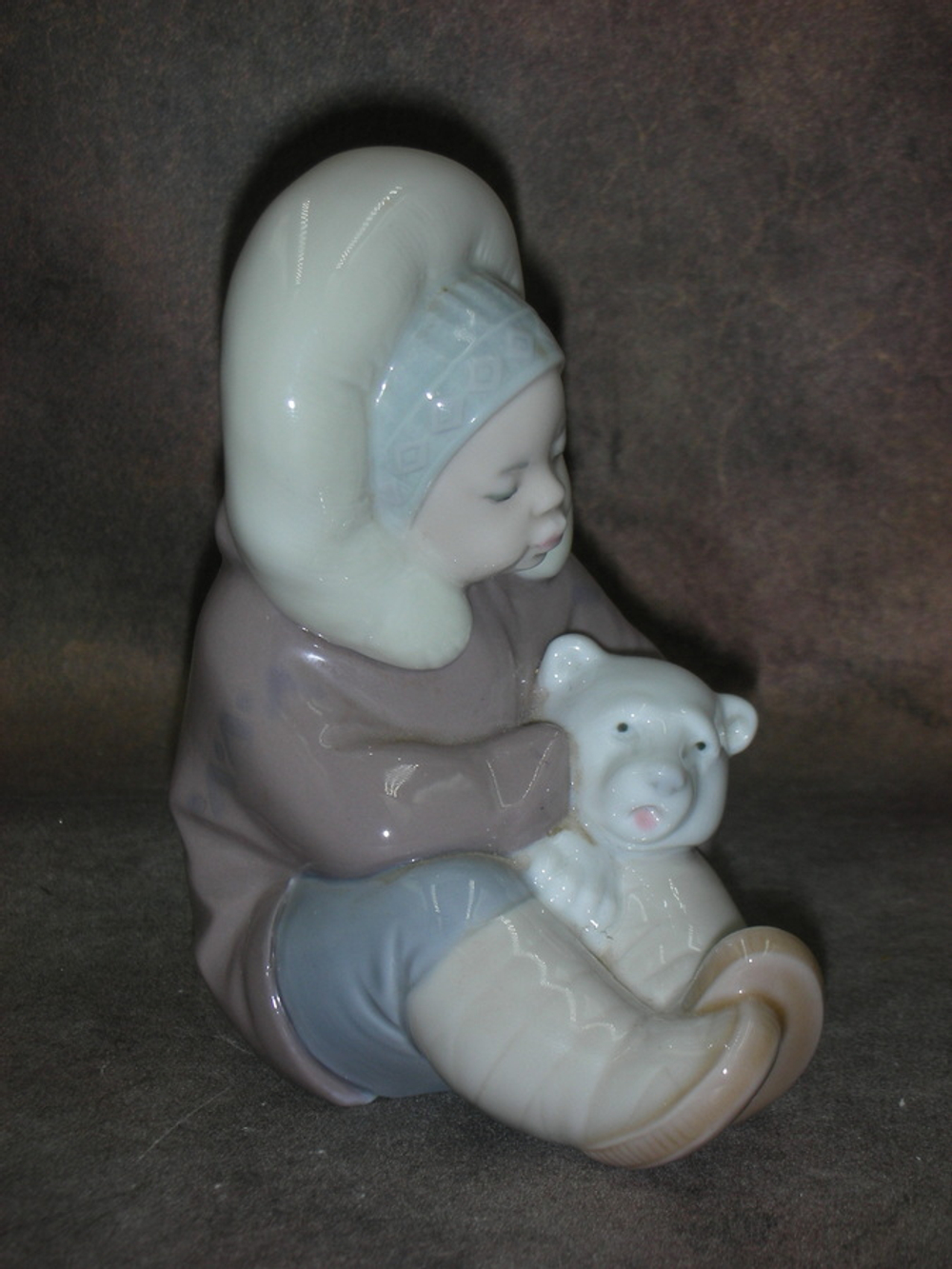 Статуэтка. Фарфор. Мальчик эскимос с медвежонком. Lladro. Испания