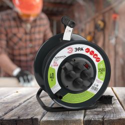 Удлинитель силовой ЭРА RMx-4es-3x1.5-40m-IP44(KG) на металлической катушке c заземлением 4 розетки 40м КГ 3х1.5мм2 | Силовые удлинители