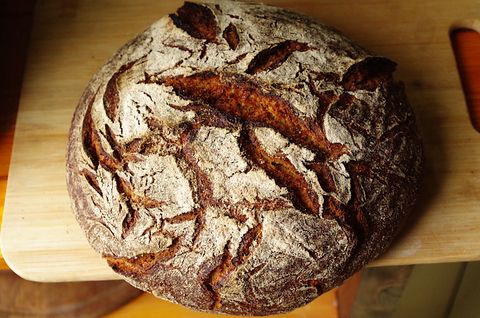 Пшенично-ржаной хлеб на закваске с грецкими орехами (Дж Хамельман)