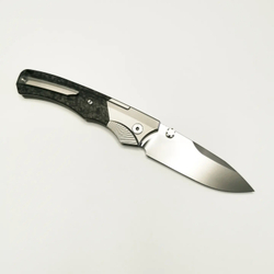 Нож складной YKNIFE Y3103. Нож изготовлен из премиум материалов. Рукоять из титанового сплава и карбона, имеется темлячное отверстие и односторонняя клипса. Клинок из M390, длиной 82 мм. Нож собран на керамических подшипниках. Замок button lock. Вес ножа 100 гр.