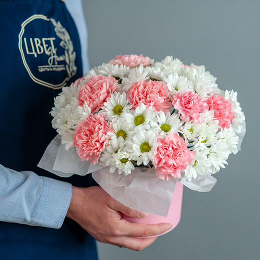 Шляпная коробка с хризантемой и диантусами