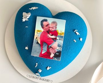 Торт муссовое сердце с шоколадной открыткой