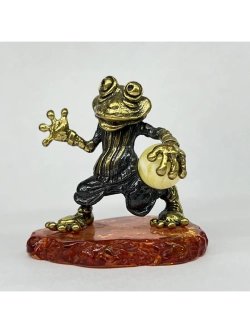 Бронзовая статуэтка на янтаре