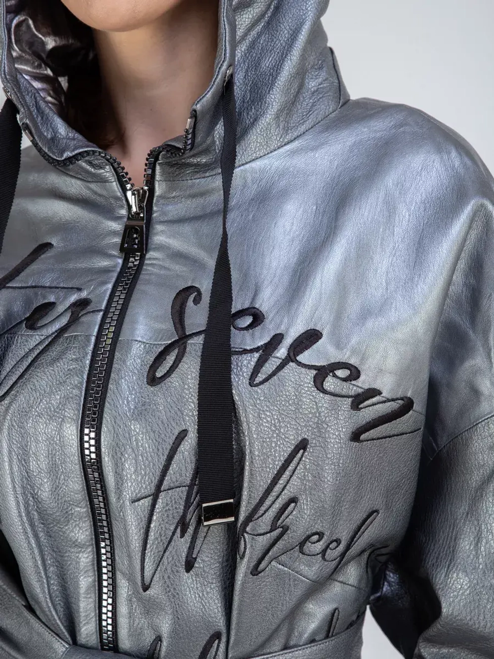 Кожаный плащ на осень с капюшоном