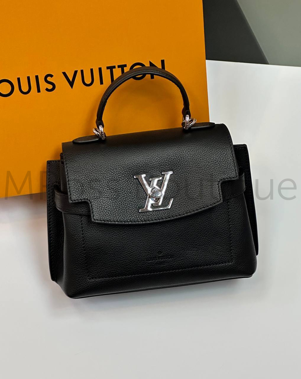 Черная сумка Lockme Ever Mini Louis Vuitton