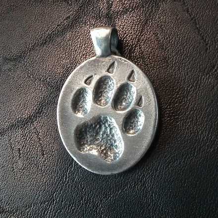 Подвеска. Лапа волка