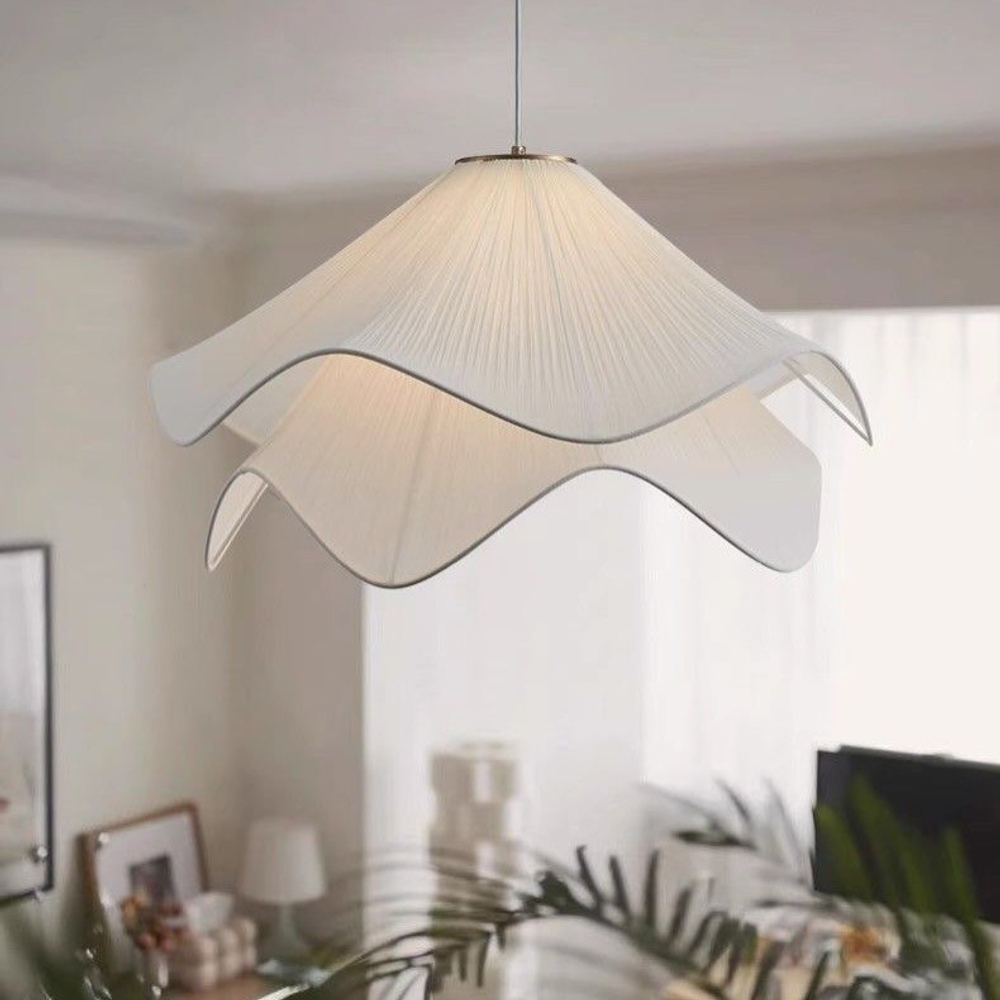 Изящная подвесная люстра с волнообразным плафоном, создающая мягкое и равномерное освещение.