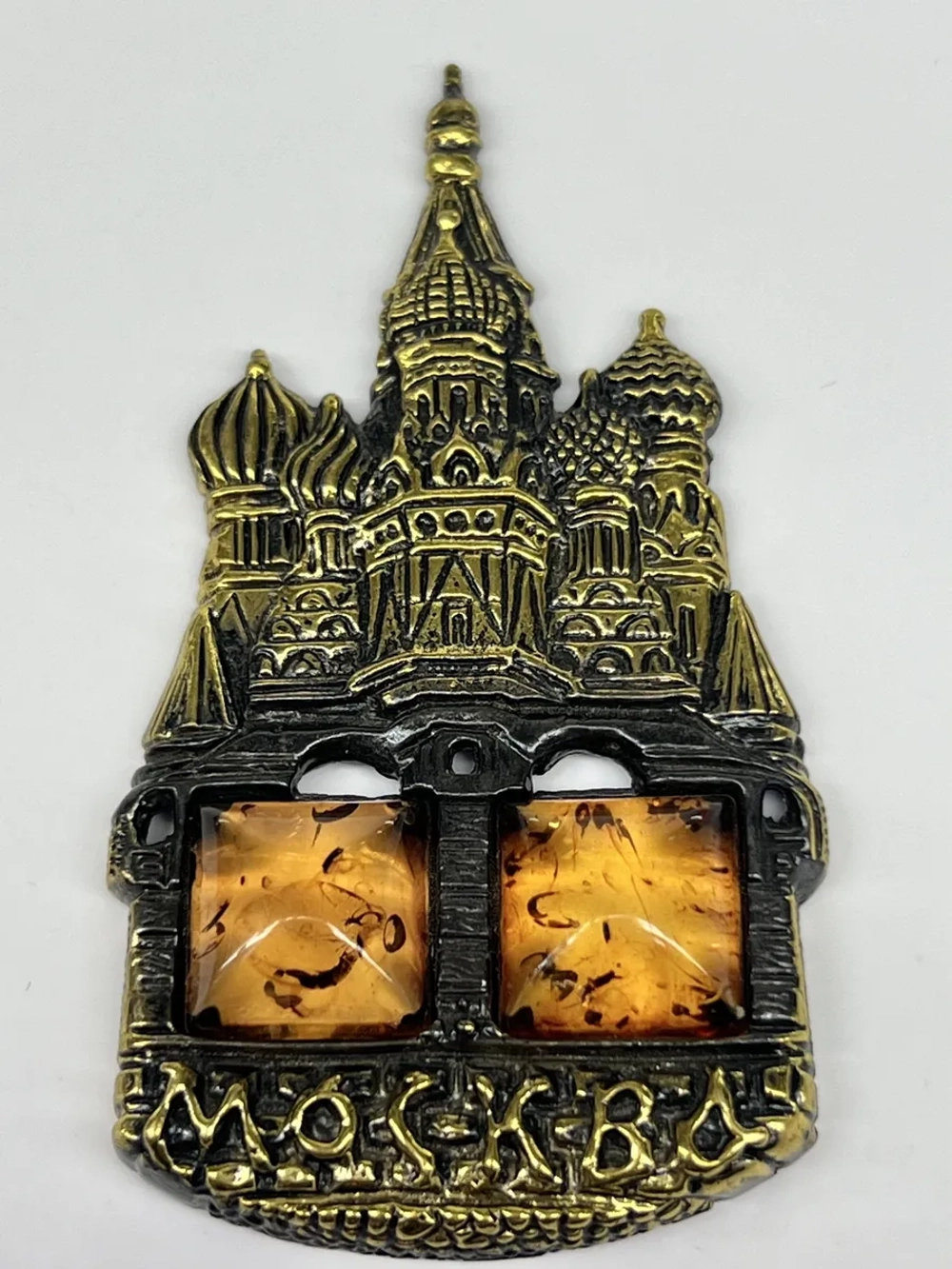 Бронзовая статуэтка на янтаре магнит