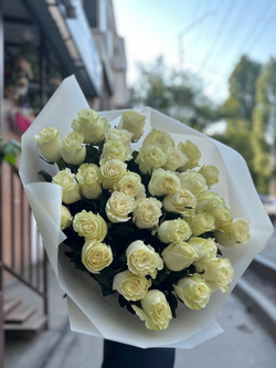 35 белых роз Мондиаль (англ. Rose Mondial) /Цветы луны