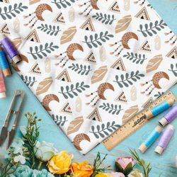 Ткань блэкаут племенные символы и листья на бежевом фоне