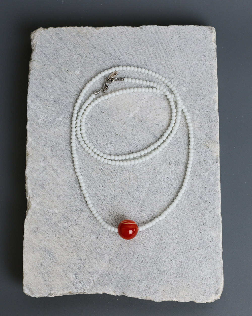 Нить из кахолонга с акцентной бусиной из рыжего агата