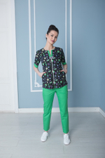 Яркая и стильная медицинская блуза с коротким рукавом из 100% хлопка.