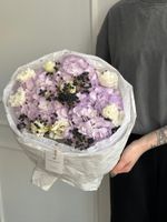 Букет сборный из гортензии, лизиантуса и вибурнума