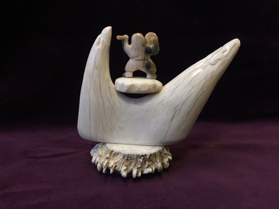 Камлаюший шаман. Миниатюра, сувенир из кости