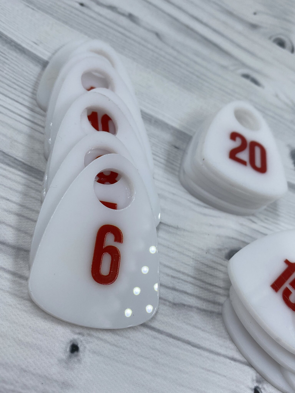 белые номерки