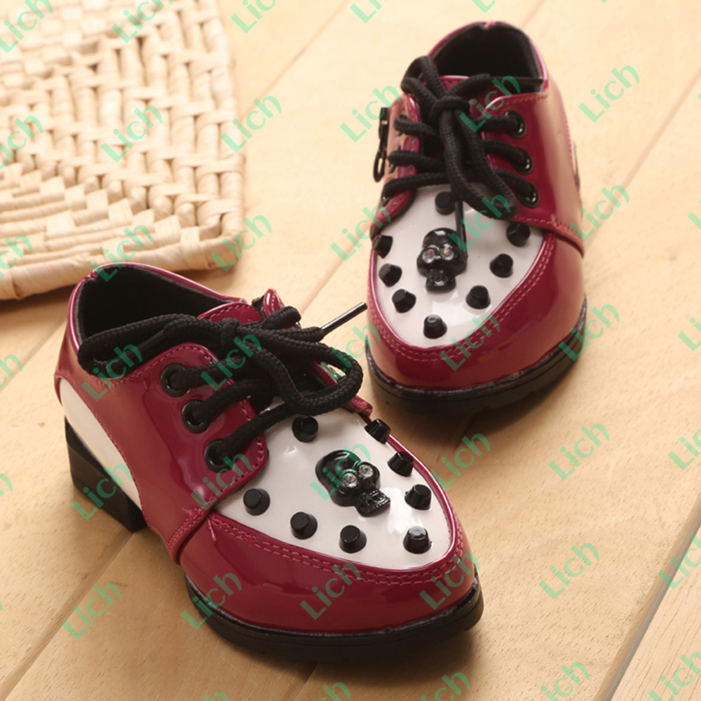 Туфли двухцветные с аппликацией черепа со стразами