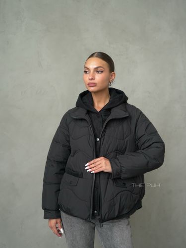 Черный пуховик с трикотажной манишкой