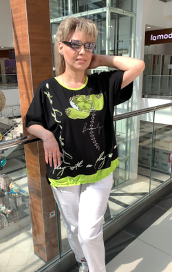 Черный блузон с зеленым принтом