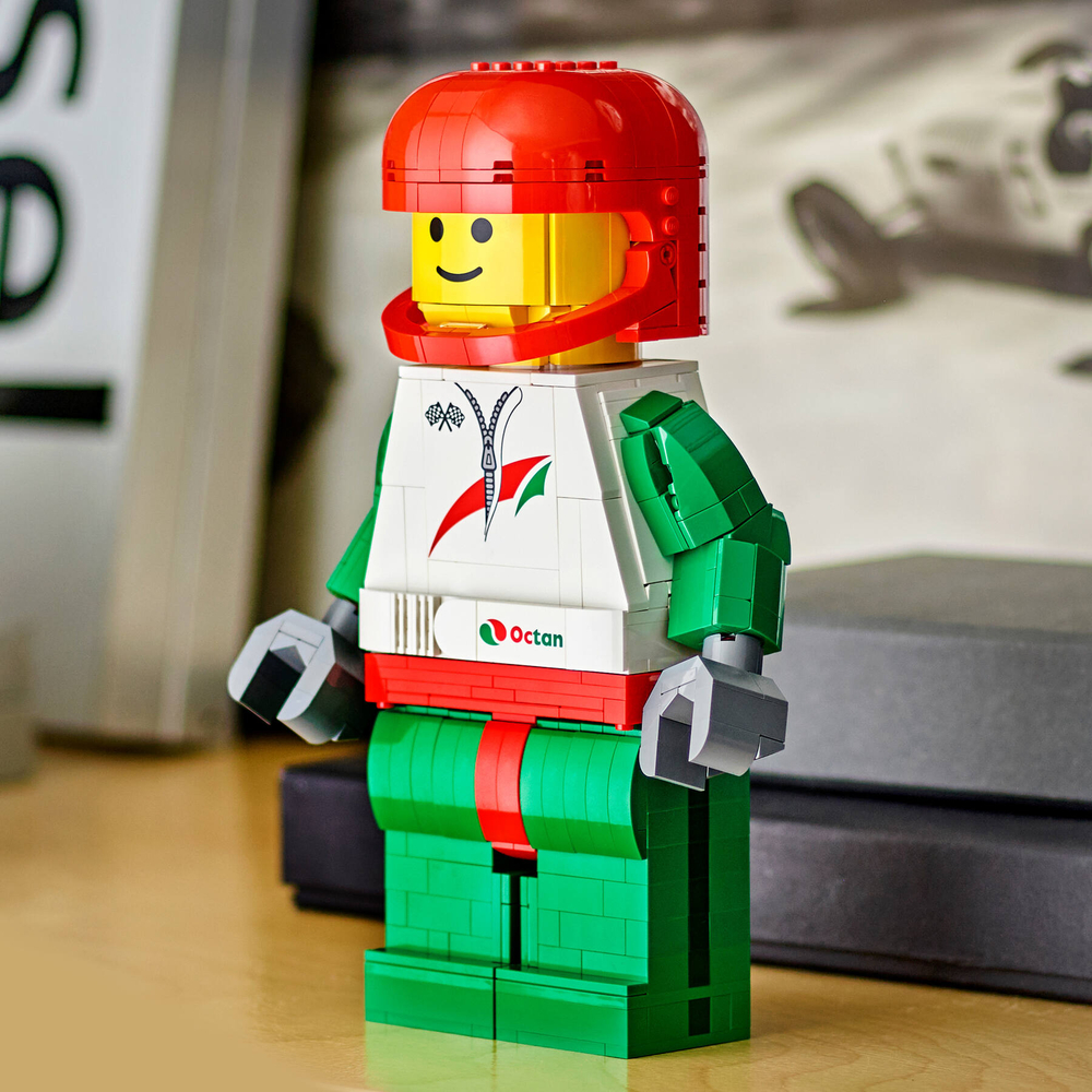 Конструктор Лего Минифигурки Увеличенная минифигурка гонщика 40819 | LEGO Up-Scaled Racing Driver 694 деталей 10+