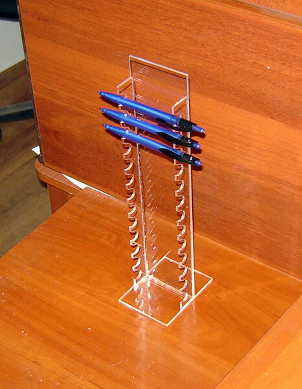 Подставка в витрину для ручек вертикальная на 13 шт диаметром 13 мм