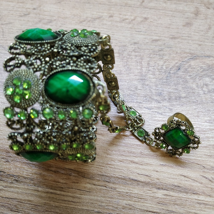 Браслет-слейв Овал, цирконы, муранское стекло, цвет зеленый