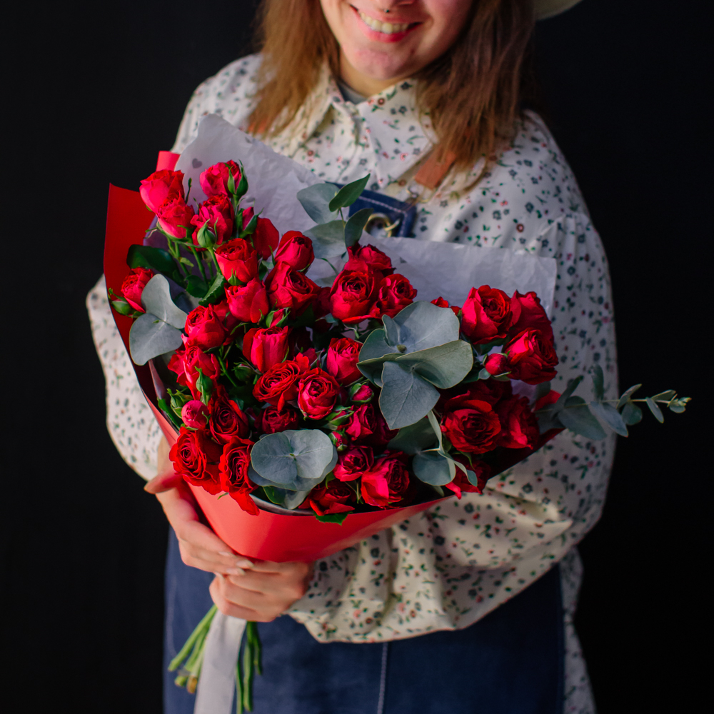 45. Страстный алый букет из кустовых роз и эвкалипта