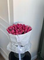 Букет из 51 ярко-розового тюльпана