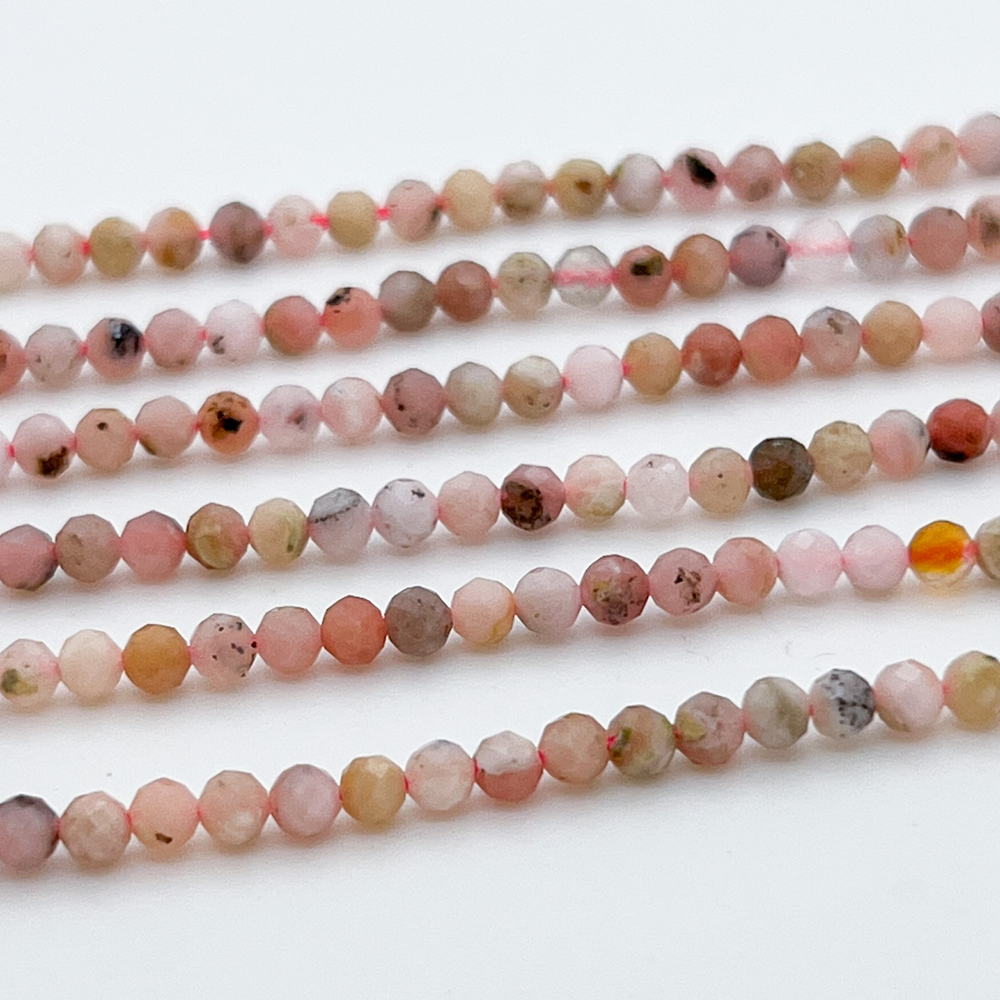 Опал граненый, диаметр 3,2-3,4 мм, цена за 60-61 шт (1/2 нити)