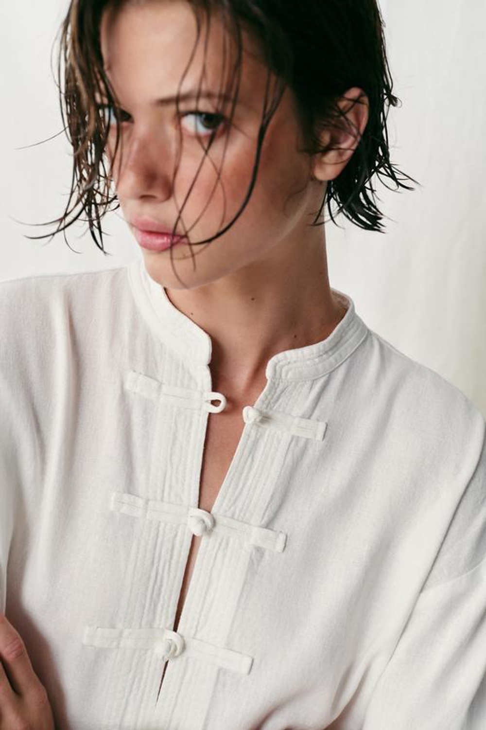 ZARA ЛЬНЯНАЯ РУБАШКА ОВЕРСАЙЗ С ДЕКОРАТИВНОЙ ЗАСТЕЖКОЙ, БЕЛЫЙ