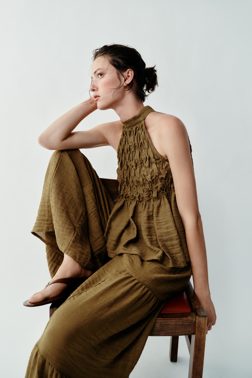 ZARA ТОП С ГОРЛОВИНОЙ ХАЛТЕР И СБОРКАМИ, ОЛИВКОВЫЙ